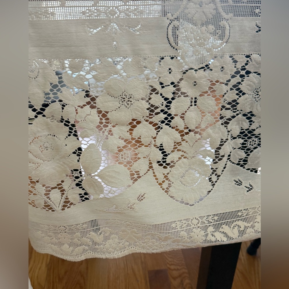 Gorgeous Large Vintage Cream Lace Tablecloth - Picture 4 of 10